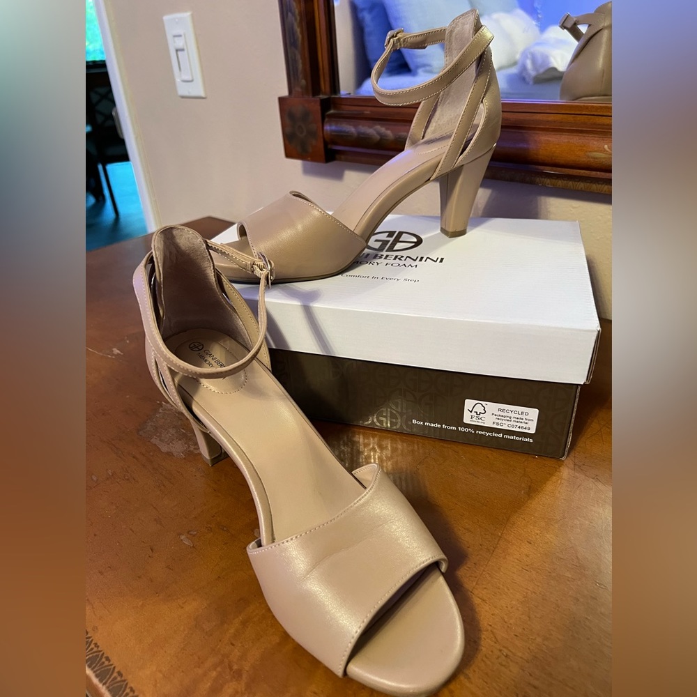 Giani Bernini Clarrice pumps. Worn only twice!!!  Size 8 1/2 M